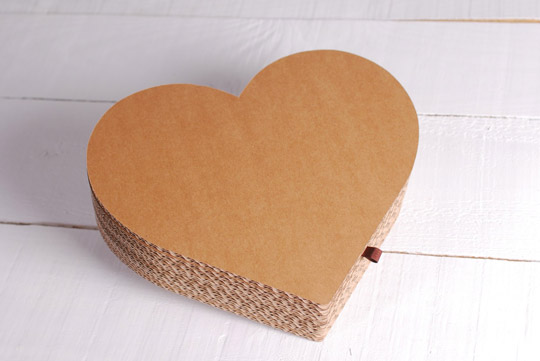 Caja de cartón con forma de corazón