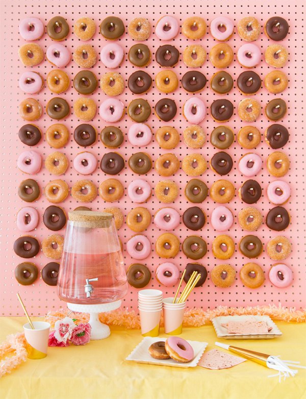 como hacer una pared de donuts