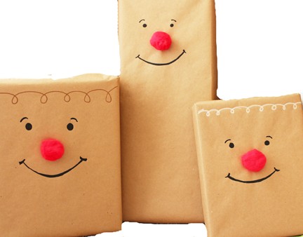 Cómo envolver regalos para niños con la cara de Rudolf