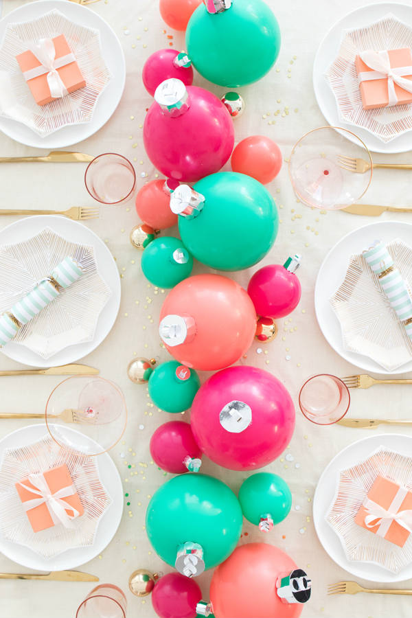 Mesa navideña decorada con globos