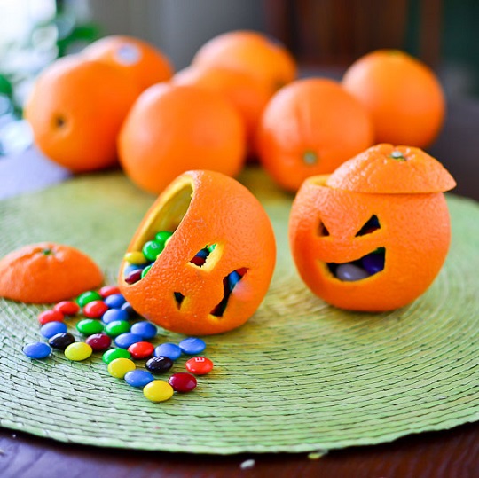 Una versión de calabazas de Halloween realizada con naranjas