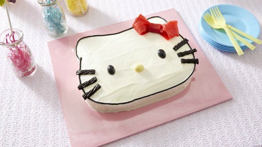 Tarta Hello Kitty con plantilla